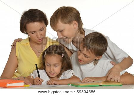 Mom drawing with her kids