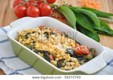 Gratin with spinach, red lentils and wild garlic