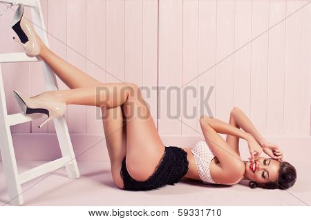 Beauty Smiling Pinup Girl Lying On The Floor