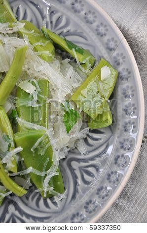 Salad with fine Chinese noddles and sugar peas