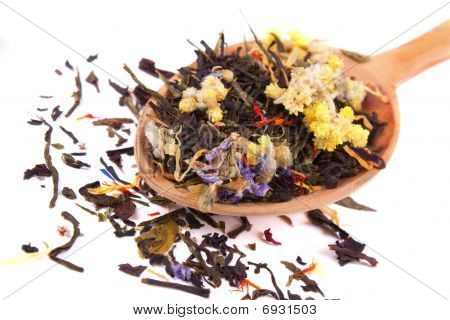 Tahta kaşık otlar ile