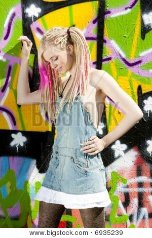 jeune femme avec des dreadlocks