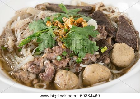Combination Beef Noodle With Beef Ball, Beef Tripe, Beef Liver
