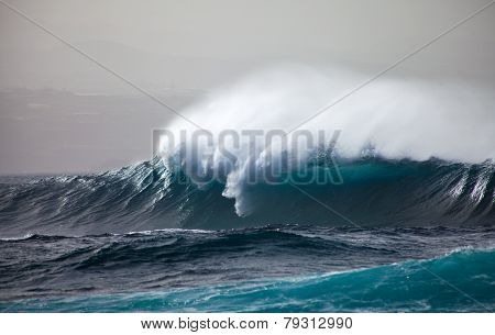 Ocean Waves Breaking