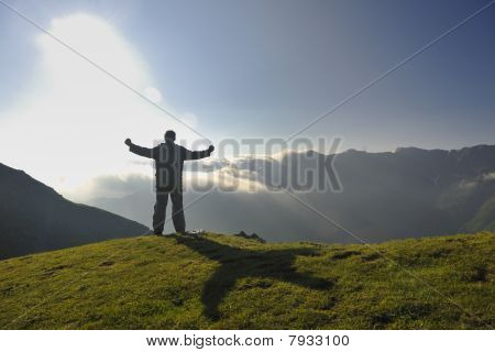 frische Sonnenaufgang am Berg
