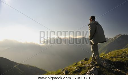 frische Sonnenaufgang am Berg