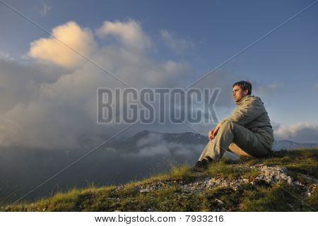 frische Sonnenaufgang am Berg