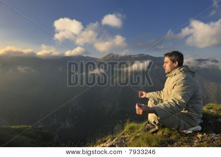frische Sonnenaufgang am Berg