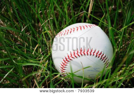 Baseballový míček v trávě
