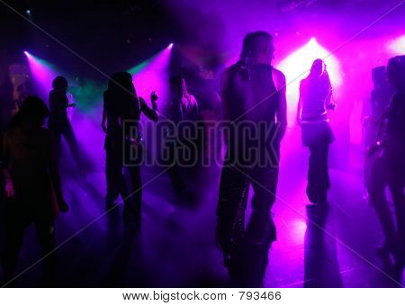 Siluetas de personas de baile