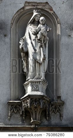 The Statue In The Wall