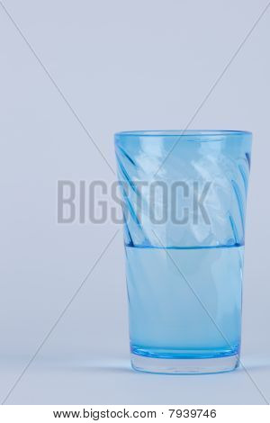 Glas halbvoll