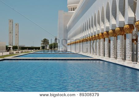 Sheikh Zayed Bin Sultan Al Nahyan Mosque In Abu Dhabi