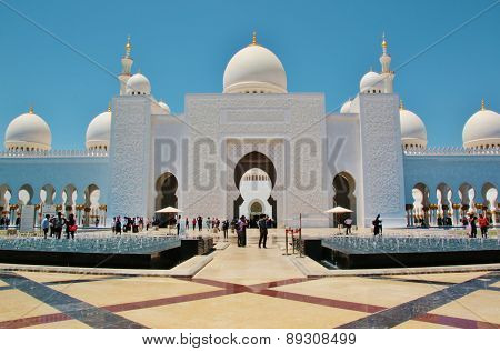 Sheikh Zayed Bin Sultan Al Nahyan Mosque In Abu Dhabi