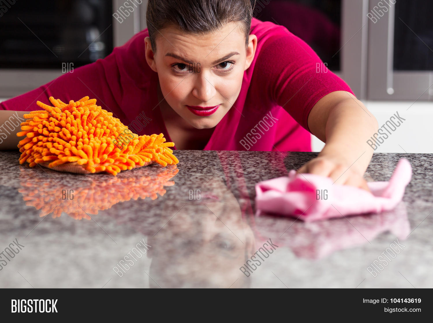 Вытри со стола картинки. Вытирает руки салфеткой. Вытирает руки. Бумажные полотенца для рук. Кухонные тряпки.