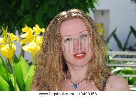 blonde vrouwen achter van de achtergrond van een bloemen
