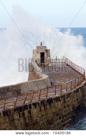คลื่นใหญ่สาด ท่าเรือ Portreath คอร์นวอลประเทศอังกฤษ