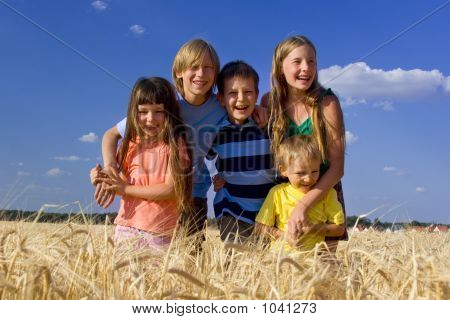 Bambini nel campo di orzo