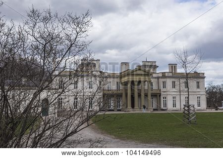 Dundurn Castle on a cloudy spring day.