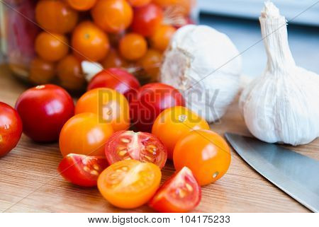 Red and yellow cherry tomatoes with garlic