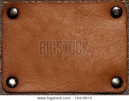 Leere Leder-Etikett auf Blue jeans