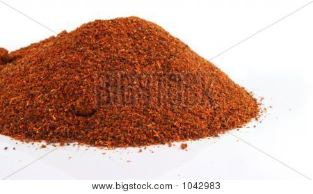 Chili énorme montagne de rouge sur un fond isolé