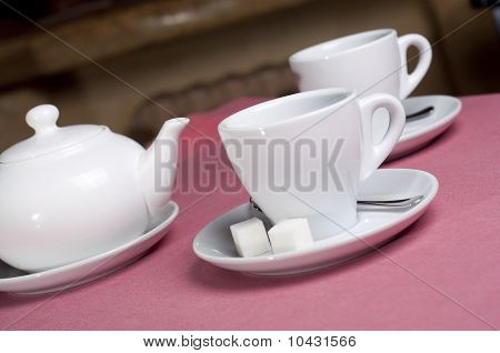 Das Teaspot mit leeren Becher, Zucker und Teelöffel im Café