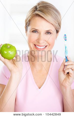 Žena s zubní kartáček