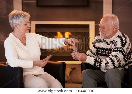 Coppia senior giocando sulla notte d'inverno