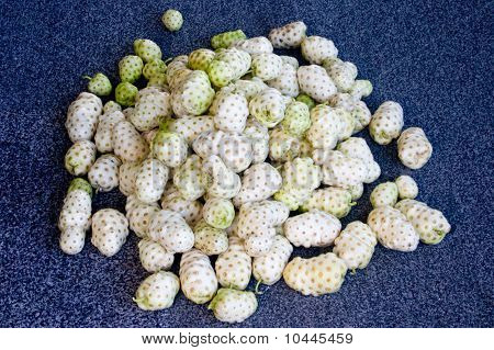 pilha de fruta de Noni