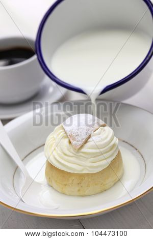 semla in a bowl of warm milk, hetvagg