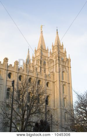 Salt Lake świątyni wschód wieże z Południowej o zmierzchu