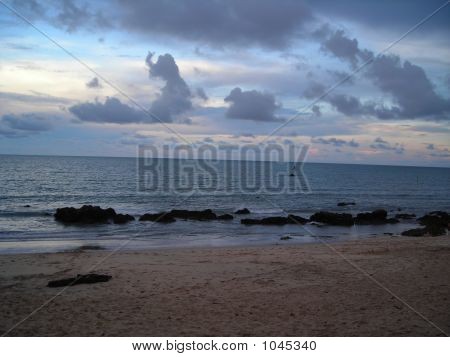 Beach kaupungissa Desaru, Malesia aikana Dusk