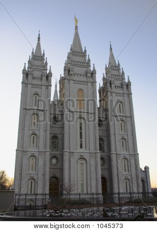 Salt Lake świątyni wschodniej stronie o zmierzchu