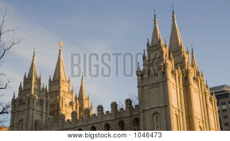 Salt Lake świątyni wieże z północy o zmierzchu