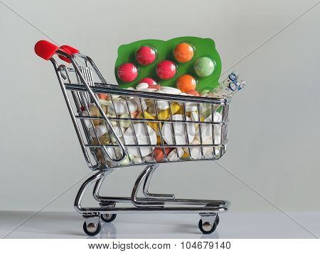 Tablets with shopping cart. photo icon for the purchase of drugs on the internet