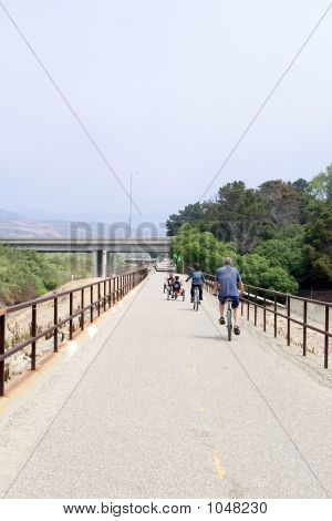 Familia en bicicleta paseo