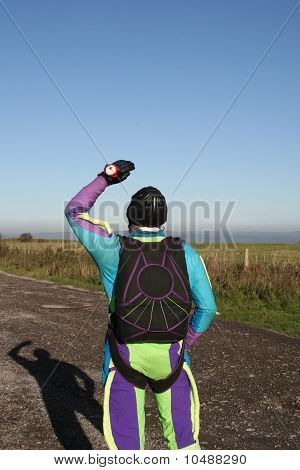 Парашютист, глядя для самолетов