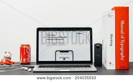Paris France - Sep 3 2017: Minimalist Creative Room Table With Safari Browser Open On Macpook Pro La
