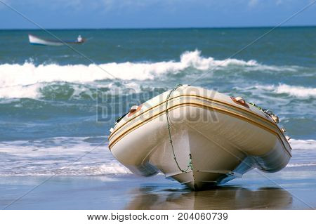 O barco estacionando na praia, em um dia de sol.