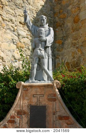 รูปปั้นของพ่อ Juipero Serra ที่มิชชั่นซานจวน Capistrano