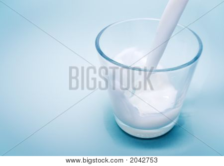 Wlewając mleko