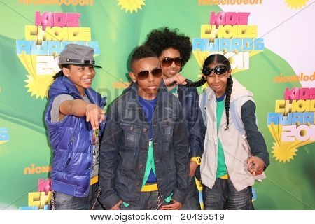 LOS ANGELES - APR 2: Comportamento Mindless arrivando ai Kids Choice Awards 2011 al Galen Center, USC
