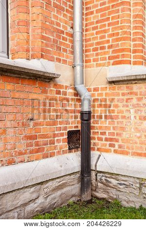 an rain drain pipe on an wall
