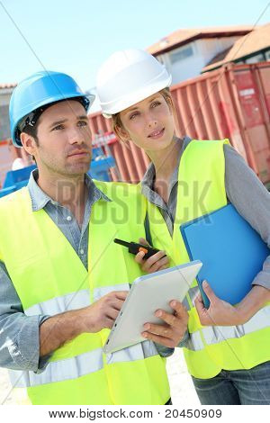 Reunión del equipo en la construcción de sitio de trabajo