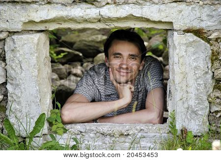 Homme souriant de la fenêtre