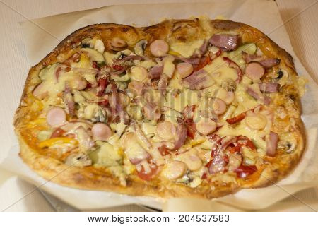 pizza pizza is on the table closeup1