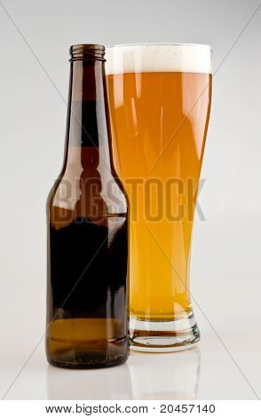 Vol glas bier met fles