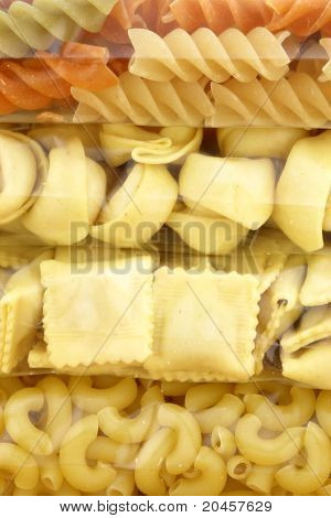 Raaka valikoituja ja herkullisia pakattuja Pasta