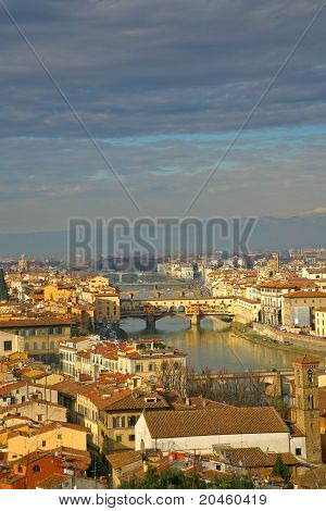 Prohlédni na na Ponte Veccio ve Florencii shora